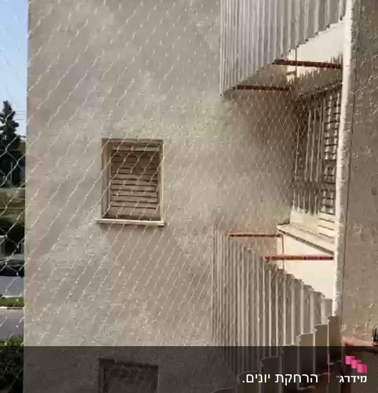רשת הגנה מותקנת על מרפסת למניעת כניסת יונים